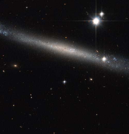哈勃太空望远镜观测到美丽的银针形星云。